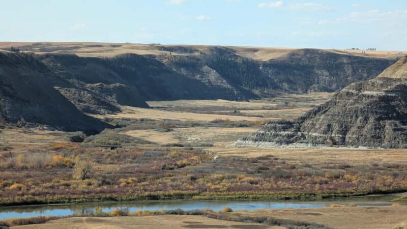 1 Day Drumheller Tour: Calgary to Hoodoos Dinosaurs Badlands - Walking Through Horseshoe Canyon and the Hoodoos