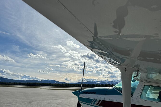 1 Hour Aerial Tour Over the Western Boundary of Yellowstone - The Pilot: Knowledge and Passion in the Sky