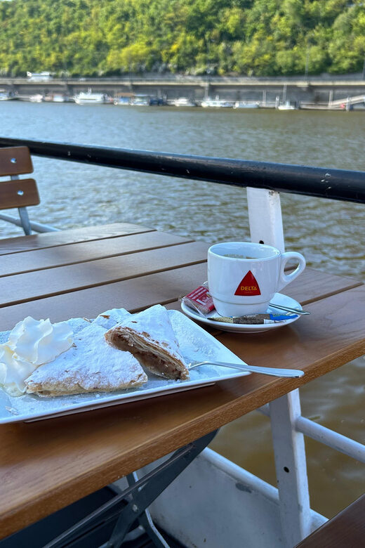 1 hour boat cruise with fragrant coffee and homemade strudel - Practical Details and Accessibility