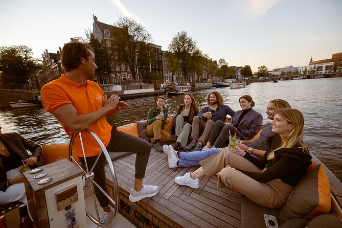 1-Hour Canal Cruise in the Evening - The Experience of the Guide and the Atmosphere Onboard