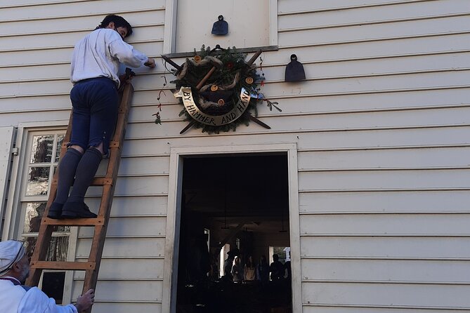 1 Hour Christmastide Walking Tour in Virginia Past and Present - Iconic Decorations on West Duke of Gloucester Street