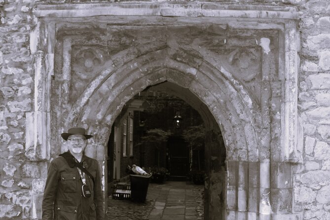 1 Hour Guided AI Walking Tour from Big Ben London in Any Language - Key Points