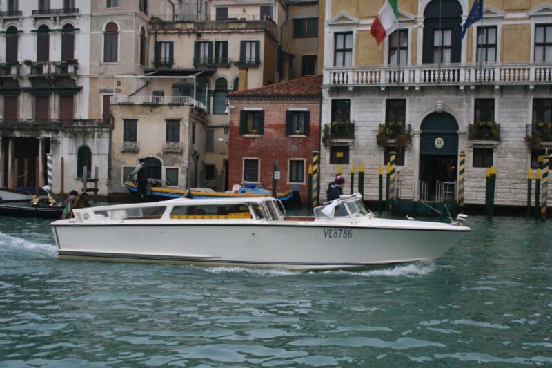 1-Hour Motor Boat Ride on Grand Canal - Practical Details: Meeting Point, Group Size, and Weather Considerations