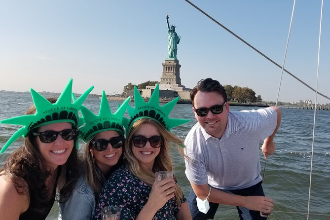 1 Hour Private Charter in New York Harbor for up to 6 people - Key Points