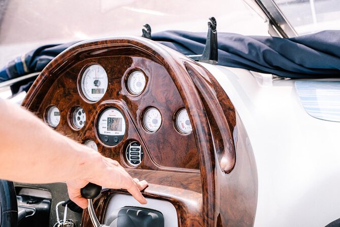 1 Hour Private Cruise on Lake Como Motoscafo Cranchi - The Food and Drink Options: Free Prosecco