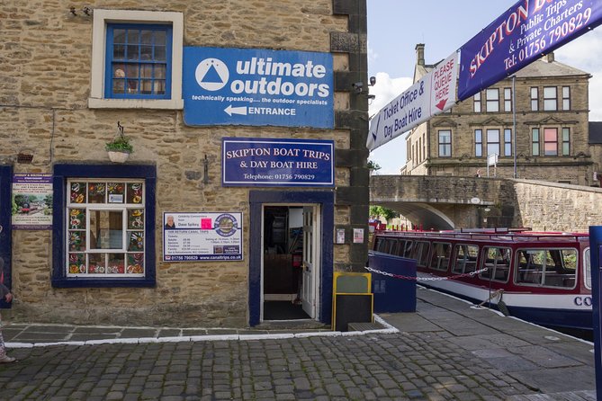 1-Hour Public Cruise - The Highlights of Aireville Park and its Surroundings