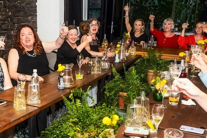 10 Experiences Tour - The Venue and Atmosphere: Intimate and Welcoming