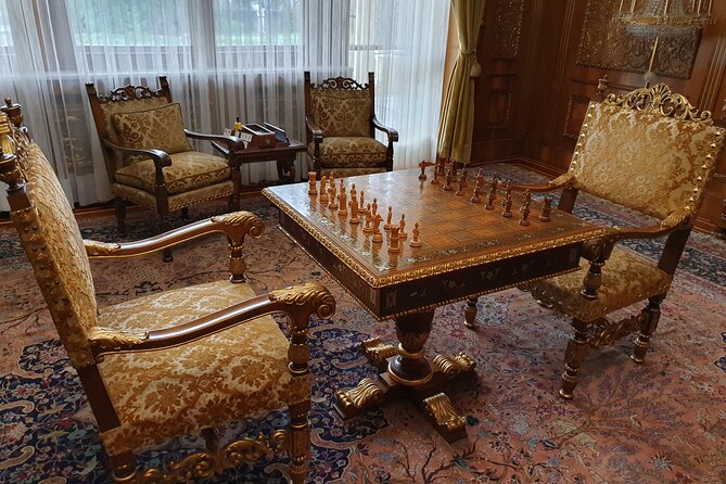 10 h Ceausescu Communism Private Tour in Bucharest plus Dracula's Grave - The Dramatic Moment at Revolution Square