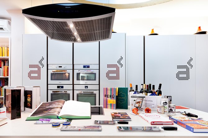 10 Tapas Cooking Class Experience in Madrid with sangría - The Chef and Group Dynamics