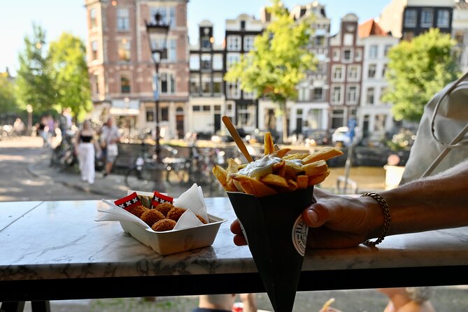 10 Tastes of Amsterdam: Food Tour by UNESCO Canals and Jordaan - Enjoying Dutch Chocolates at Puccini Bomboni
