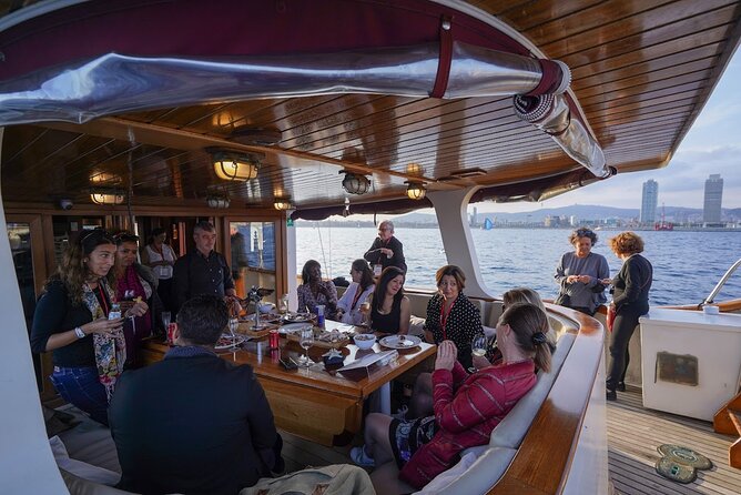 1,5 Hour sunset Tour on a Historical Boat with music DJ &, drinks - What Sets This Tour Apart from Similar Experiences