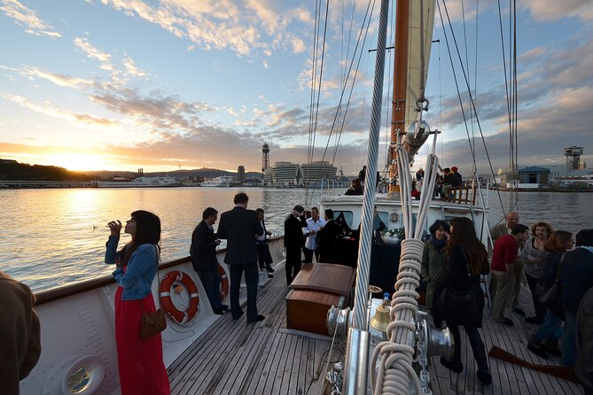 1,5 Hour sunset Tour on a Historical Boat with music DJ &, drinks - Who Would Love This Sunset Tour in Barcelona?