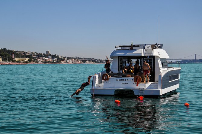 1H power catamaran up to 18 people in Lisbon - Departing and Meeting at Doca do Bom Sucesso
