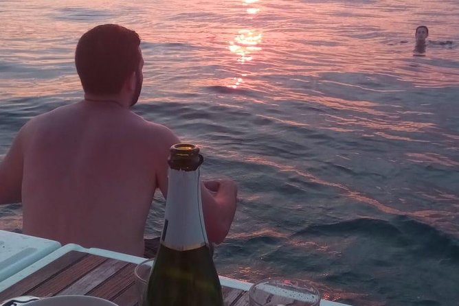 1h Refreshing Sailing Tour in Barcelona with Open Bar & Snacks - Snacks and Drinks: Open Bar on the Water