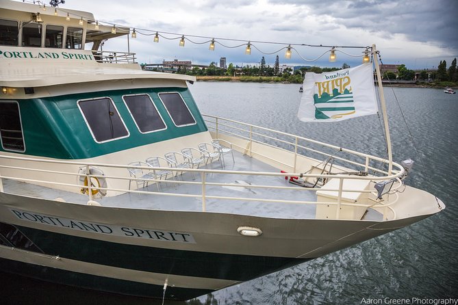 2.5-hour Dinner Cruise on Willamette River - The Role of Live Music and Audio Commentary