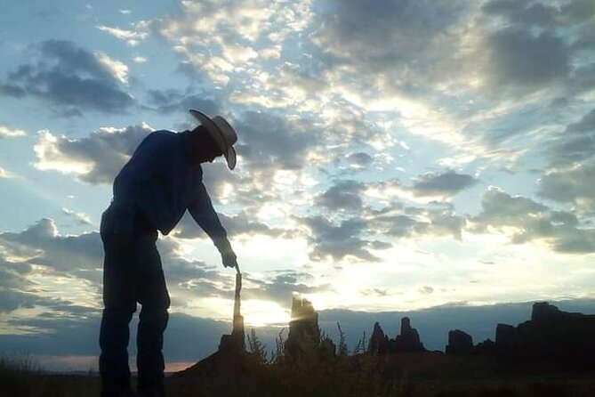 2.5 Hours Monument Valley Historical Sightseeing Tour by Jeep - Tour Logistics: Meeting Point, Group Size, and Accessibility