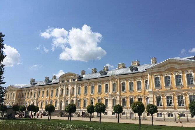 2 countries! Hill of Crosses, Rundale Palace and Bauska castle - Crossing the Latvia-Lithuania Border