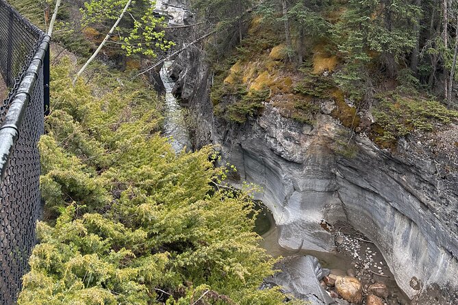 2 Days Luxury Guided Tour of Jasper National Park from Calgary - Iconic Stops in Jasper: Maligne Canyon and Maligne Lake