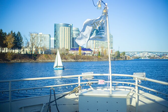 2-hour Champagne Brunch Cruise on Willamette River - Onboard Experience and Entertainment