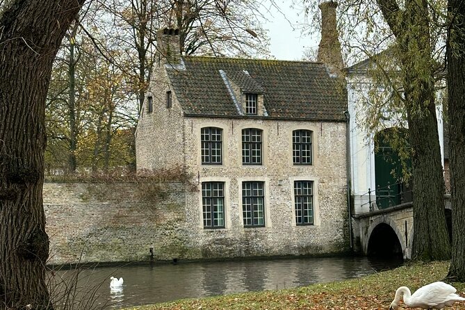 2-Hour Historical Walking Tour in Bruges with Praline Included - Discovering Bruges’ Red-Light District and Food Scene