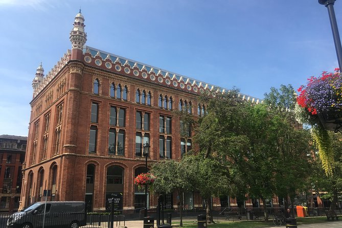 2 Hour Leeds Highlights Walking Tour - Leeds Art Gallery: A Hub of Modern Creativity