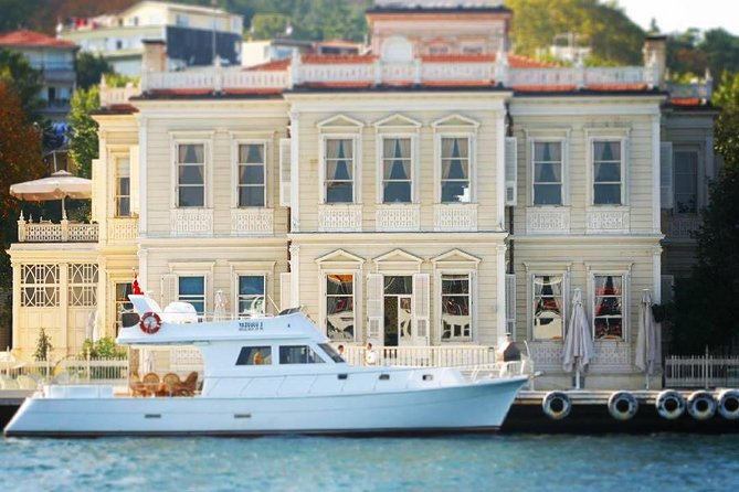 2-Hour Private Luxury Yacht Cruise on Bosphorus with Transfers - The Role of Guided Commentary on the Cruise