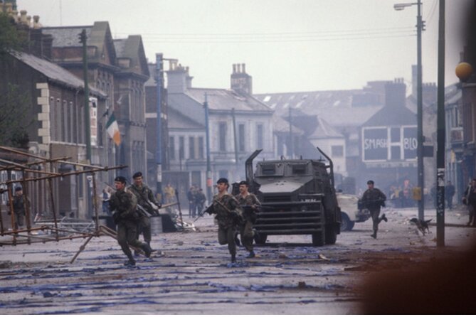 2 Hour Terror and Mural History Belfast taxi Private Tour - Key Points