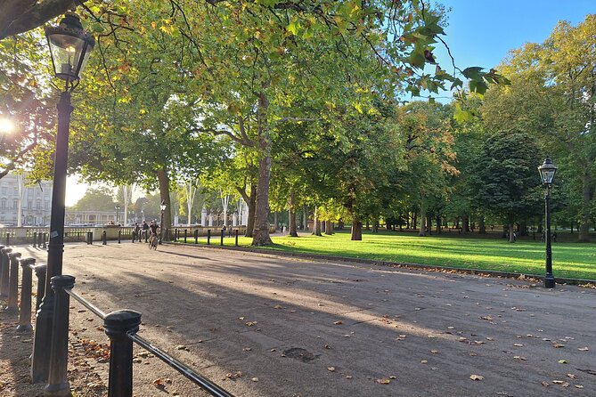 2 Hour Walking Tour from Buckingham Palace to Big Ben - From Clarence House to St. Jamess Palace