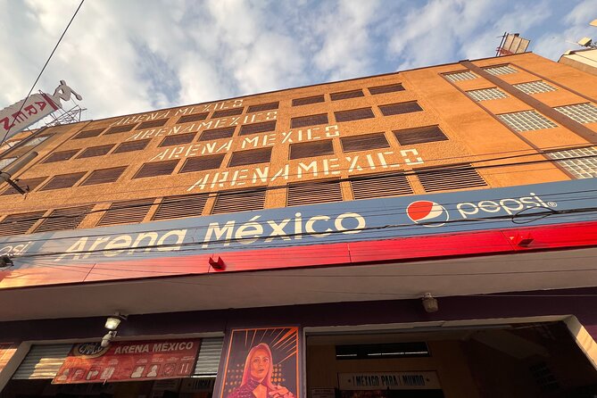 2 hours Lucha Libre Show (mexican wrestling) with transport - The Guides Role and Quality