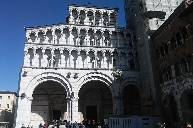 2-Hours Relax Walking Tour Through Lucca - Discover Lucca’s Roman Roots at Piazza Anfiteatro