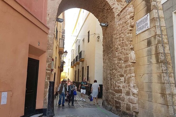 2 Hours Tour around Cádiz: History, anecdotes and curiosities - Visiting Mercados and Merchant Houses