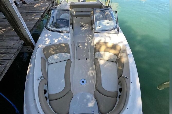 24 Ft Miami Bay: Private Boat, Gas Included , 8 people, Captained - Start Your Miami Water Day at the Marina
