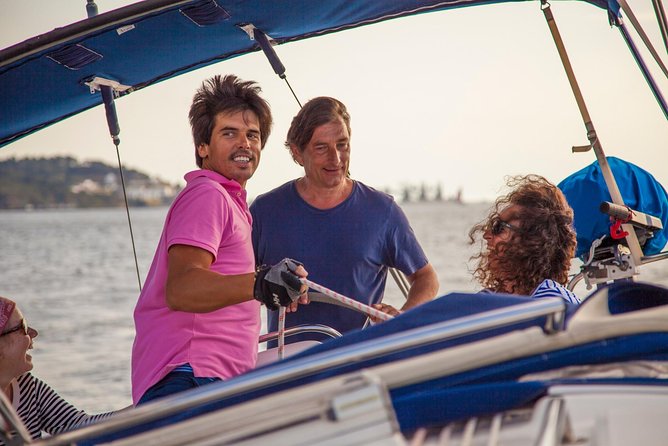 2,5h Lisbon Sunset Sail with Drinks and Snacks - Key Points