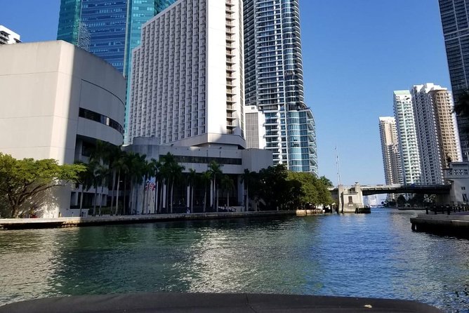 26 Ft Boat, Miami Bay Tour for 2 or 4 hours. 10 people - Customizable Itinerary and Highlights at Nixon Sandbar and Star Island