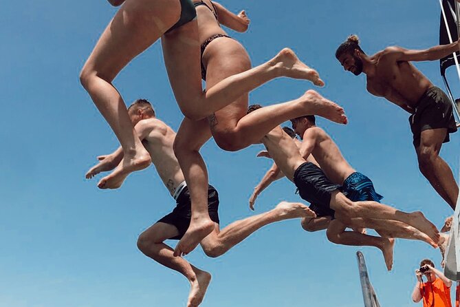 2H Lisbon Private Luxury Catamaran Tour with Welcome Drink - The Experience with Food and Drinks