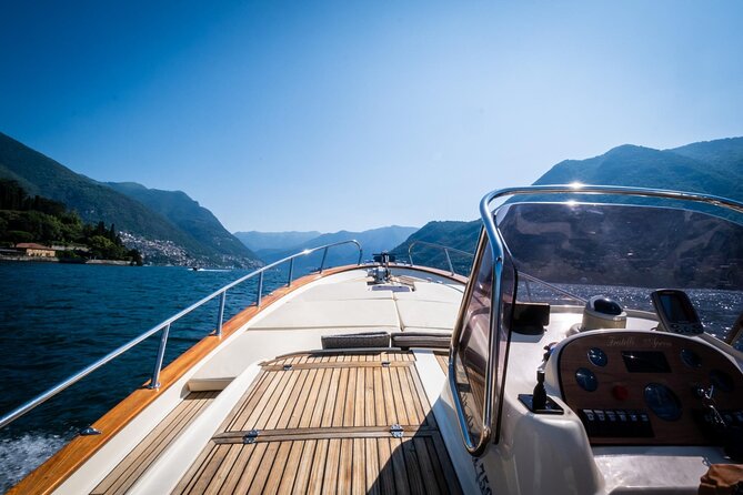 2H Private Cruise on a beautiful wooden speedboat on Lake Como - The Boat and Comfort Features
