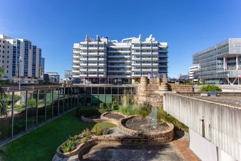 2h Walking tour of the "Ugly" Bordeaux - Utopia: From Gothic Church to Indie Cinema