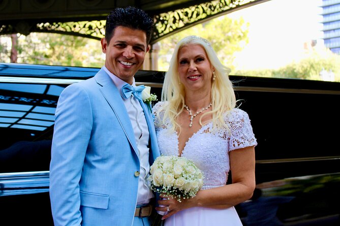 3.5HR Red Rock Limousine Tour with Champagne and Goodies - Starting Point at the Bellagio Hotel & Casino