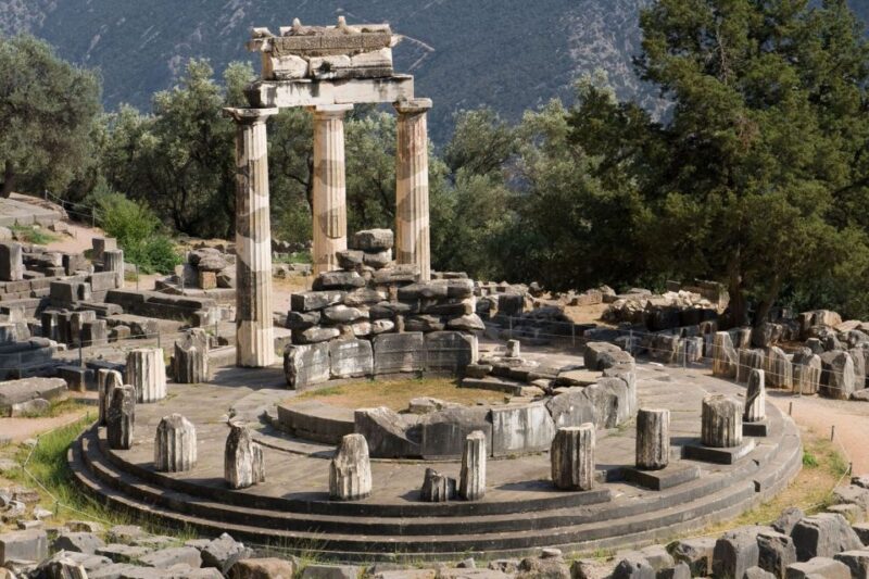 3-day classical Spanish guided tour in Peloponesse & Delphi - Visiting the Corinth Canal and the Archaeological Site of Mycenae