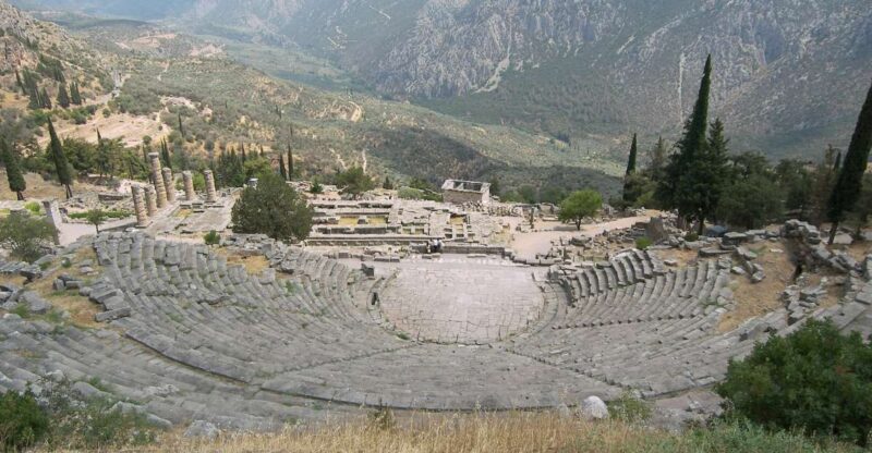 3-day classical Spanish guided tour in Peloponesse & Delphi - Overnight in Olympia with Dinner and Breakfast