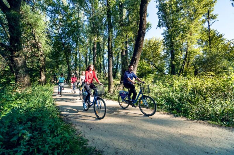 3-Hour Guided Cycling Tour of Warsaw - The Role of Guides and Guest Experience