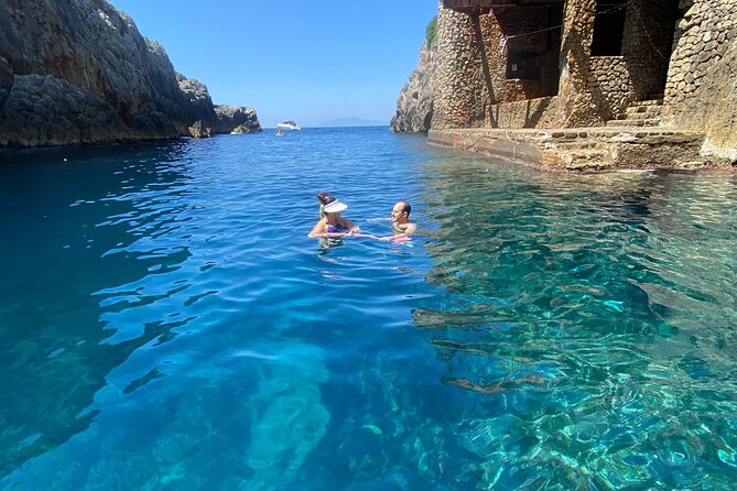 3-hour private boat tour of the island of Capri - Luxury and Comfort: What’s Included