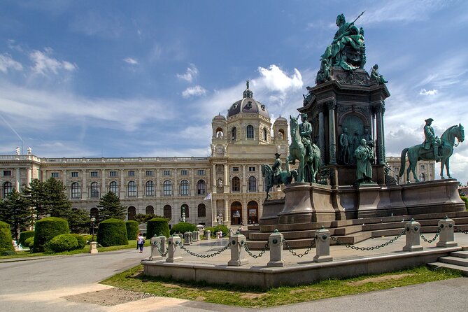 3 hour private tour in Vienna with private car - Discovering Heldenplatz and the Hofburg Palace