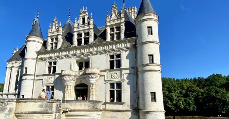 3 Loire Castles Live Guided Small group by minivan Winery - Lunch in Amboise: A Perfect Midday Break