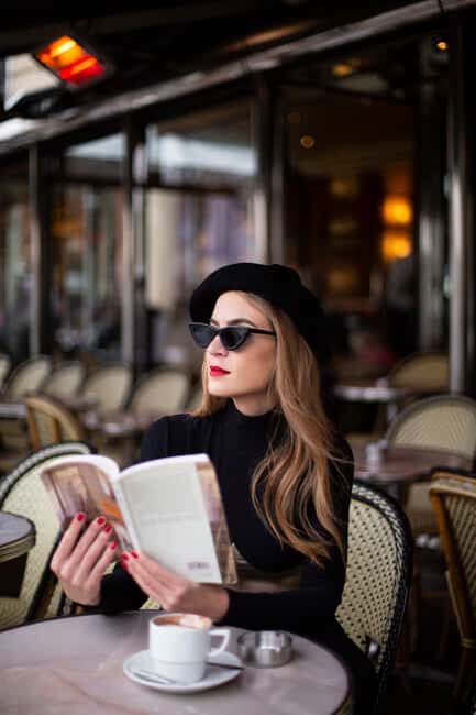 30 min Eiffel Tower Photosession with all photos edited - Key Points