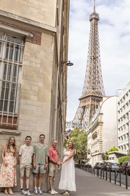 30 min Eiffel Tower Photosession with all photos edited - Locations: Eiffel Tower, Louvre, and Montmartre