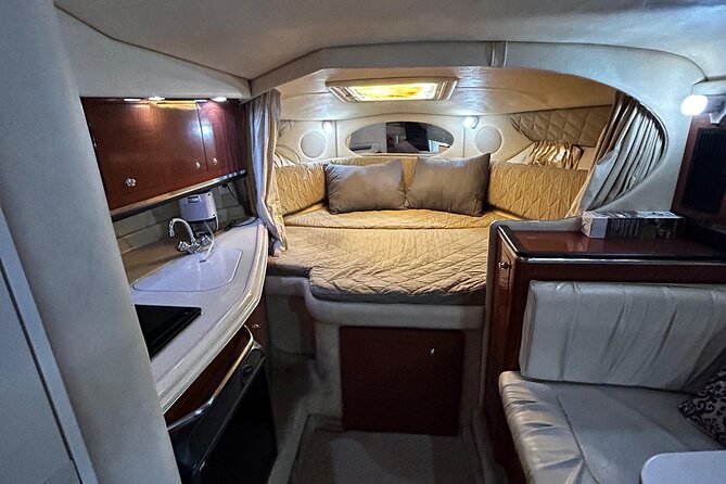 31-foot Miami Private Boat Rental for 12 People - Key Points