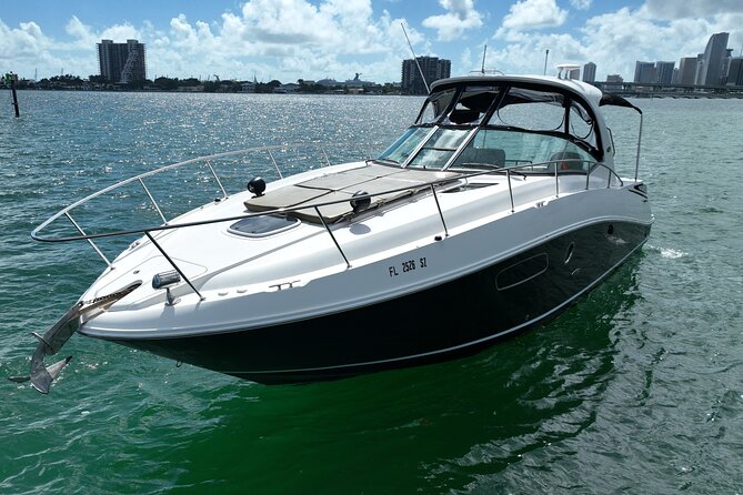 37 Ft Yacht Yacht for 2 or 4 hours, Bluetooth, In the Miami Bay - Discover the Charm of Miami from a 37 Ft Yacht