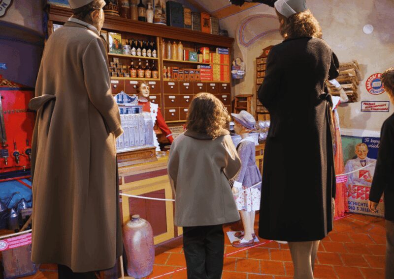 3h Jewish Tour: Synagogue, Castle, Gingerbread & Snaps - Castle and Courtyards, and the Bear Moat