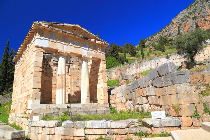 4-Day Greece Highlights Tour: Epidaurus, Mycenae, Olympia, Delphi and Meteora - Passing the Leonidas Monument in Thermopylae